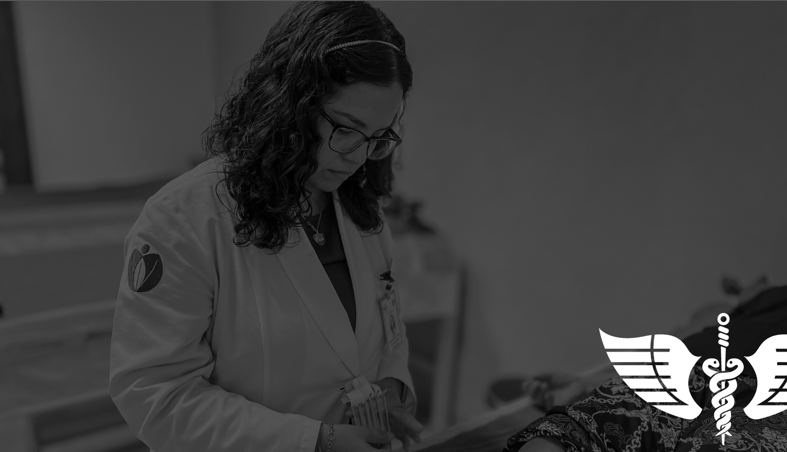 Profesional del Centro Médico Capistrán durante la atención de acupuntura